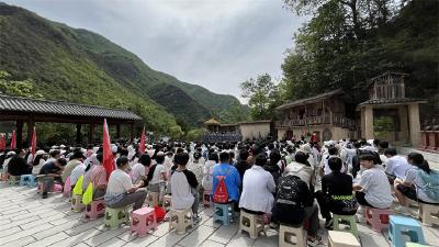 神农架高中400名师生开展五一红色研学