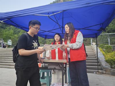 五一木鱼迎客忙 志愿红织就温暖网