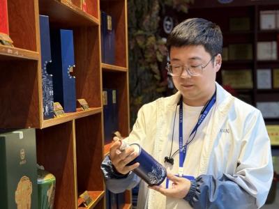 一粒红高粱写担当：劲牌卢琪荣膺省五一劳动奖章背后的“三农”答卷