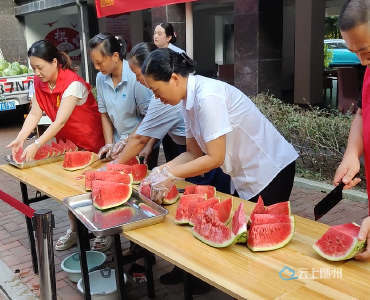 趣味消暑  清凉一夏 ——吴家老湾社区举办吃西瓜送清凉活动