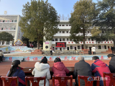 随县柳林镇中心学校举行课桌舞比赛活动