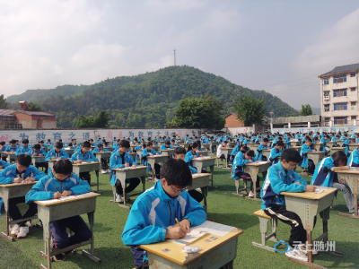柳林镇中心学校举办“庆五一 迎五四”书法比赛