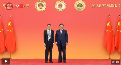 独家视频丨习近平向张卓元颁授“经济研究杰出贡献者”国家荣誉称号奖章