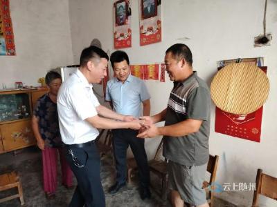 吴山镇：政企校联合慰问优秀学子， 传递关怀共筑未来