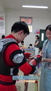 随州市兴汉东学校初三毕业生以束脩之礼表达对老师的敬意与感谢