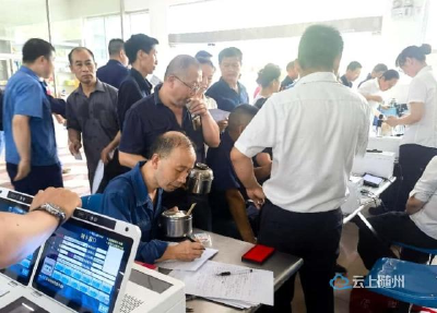 车间门口的新服务：吃饭间隙，三代社保卡“一键焕新”