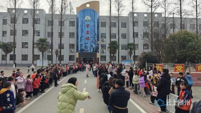 洪山镇小学举行“庆元旦·迎新年”教职工拔河比赛