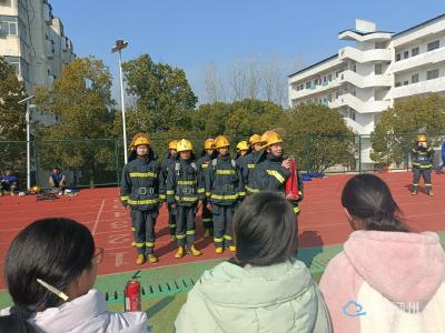 万和镇中心学校：消防演练进校园 安全知识记心间