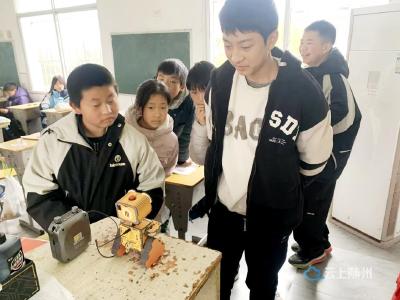 尚市镇第二初级中学：趣味AI进课堂   科学普及“潮”起来