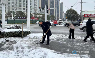 孔家坡社区积极应对冰雪天气 全力保障居民出行安全