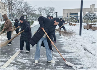 随州市随县一中：开展校园清雪除冰 全力保障师生安全