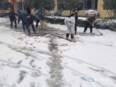 以雪为令迎寒而战 高城镇全员上阵保畅通