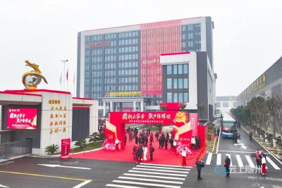 今天，全球客商涌向金龙