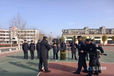 何店派出所联合巡特警大队校园演练筑牢安全防线