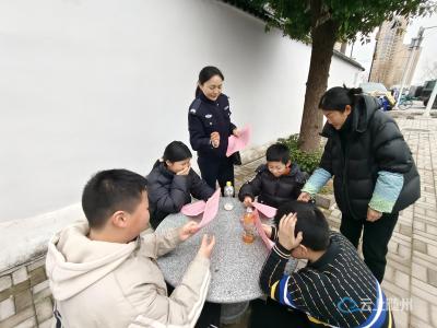 西城街道双龙寺社区联合西城派出所开展节前禁鞭宣传