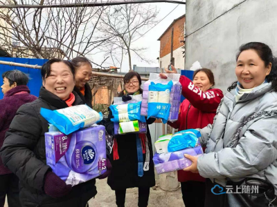 黄龙社区开展积分兑换活动 以小积分暖民心