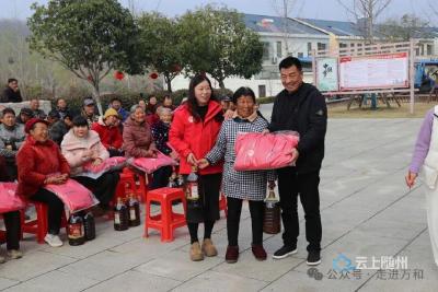 晨阳暖心润乡邻 文明大塆传温情——万和镇邱家大塆村举办爱心捐赠活动 