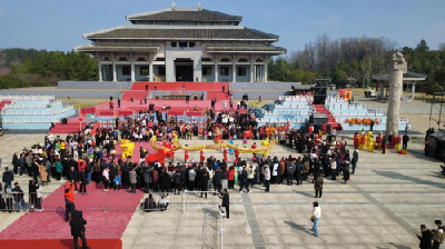 龙狮腾跃庆元宵 文明实践润民心  长岗镇舞龙队走进随县随悦里商圈点亮民俗嘉年华