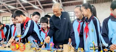 从“教书匠”到“点灯人”，王从伦四十余载守护乡村“一老一小”