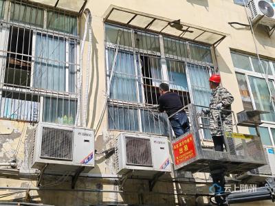 “拆窗破网”进行时丨擂鼓墩社区周末拆除425平米旧铁窗，让“生命通道”畅通无阻