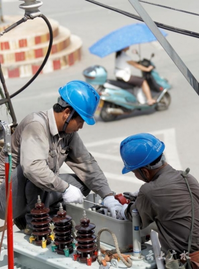 致敬供电工人——炎炎烈日下，感谢你们的“降温”！