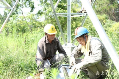 致敬供电工人——炎炎烈日下，感谢你们的“降温”！