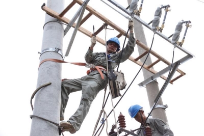 致敬供电工人——炎炎烈日下，感谢你们的“降温”！