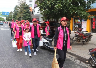 十月一日国庆节;学雷锋服务队打扫卫生