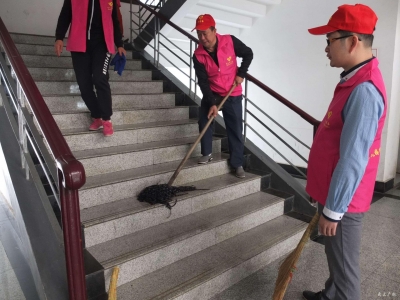 十月一日国庆节;学雷锋服务队打扫卫生