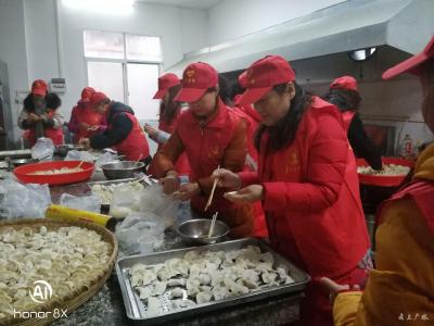 广水市学雷锋服务队到应山街道办事处，跃进岭福利院看看老人和老人们文艺演出