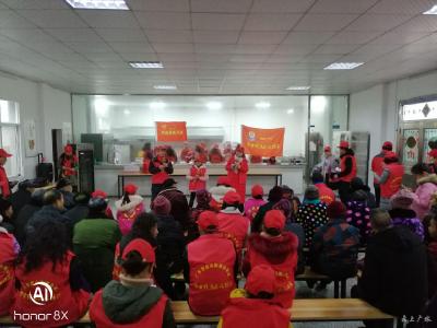 广水市学雷锋服务队到应山街道办事处，跃进岭福利院看看老人和老人们文艺演出