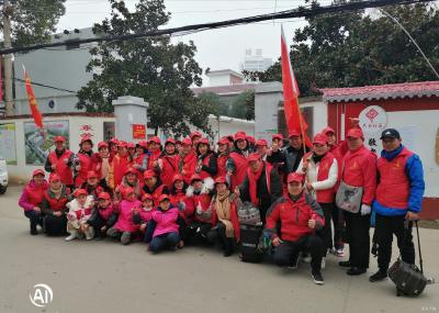 广水市学雷锋服务队到应山街道办事处，跃进岭福利院看看老人和老人们文艺演出