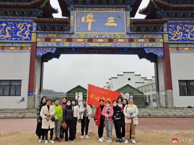楊寨鎮中心中學開展“三八”婦女節登山活動