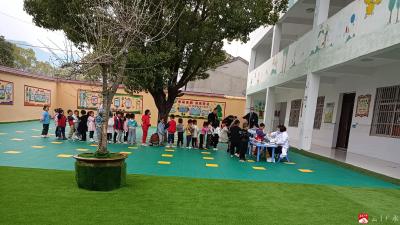 十里同兴中心幼儿园进行体检活动