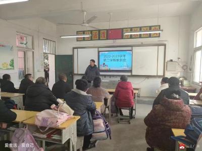 快乐学习，健康成长——广办二小学六年级召开家长会 