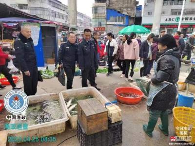 市农业农村局开展节前水产品市场、渔具店专项执法检查，巩固禁捕成果