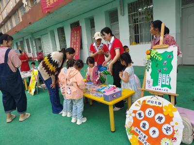 关庙镇中心幼儿园开展迎“六·一”跳蚤市场活动 