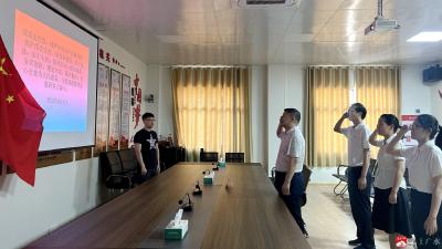 【越•广水】铮铮誓言表忠心 句句承诺为人民  ——人社局组织新入职公务员宪法宣誓活动