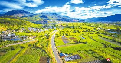 蓝天碧水映山城