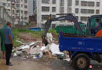 【悦·广水】市第一环境卫生管理所清理建筑垃圾   净化城区环境