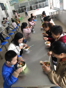 【悦·广水】家校携手  不负“食”光——骆店镇草店中心小学举办“食堂开放日”参观体验活动