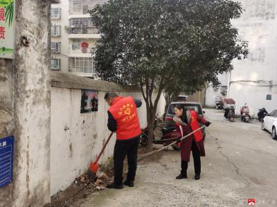 市融媒体中心：党员干部下沉社区 助力环境卫生整治 