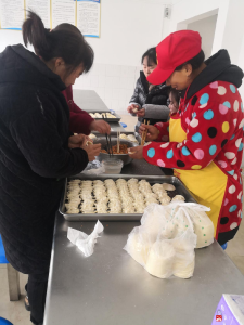 【阅·广水】骆店镇草店中心小学开展家校联合包饺子活动
