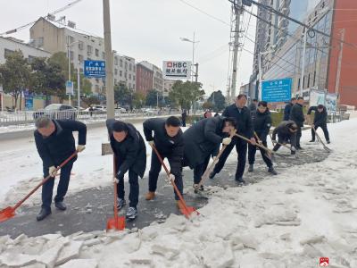 【悦·广水|新时代文明实践】红石坡社区 ：铲雪除冰道路畅  志愿服务暖人心