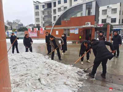 【战冰雪 保安全 保畅通】马坪镇中心小学开展扫雪除冰活动
