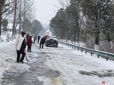 城郊街道办事处：扫雪除冰护安全  齐心协力暖人心