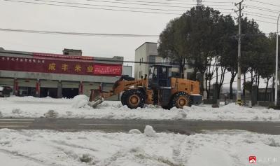 【战风雪 保安全 保畅通】杨寨镇：团结除冰雪 安全保畅通
