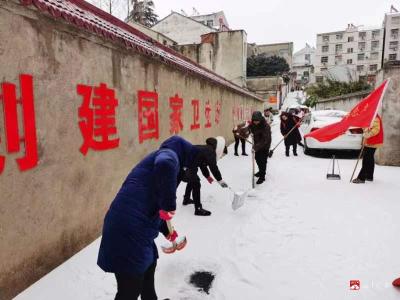 【战冰雪 保安全 保畅通】红石坡社区：上下齐出动 合力铲冰雪