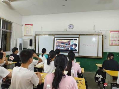 余店镇中心中学组织师生观看教育宣传片