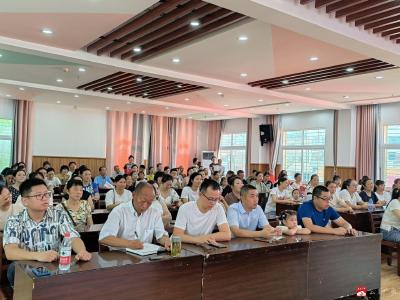 市幼儿园召开2024秋季新学期家长会